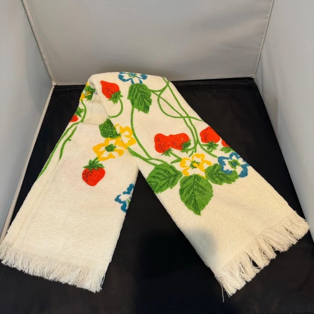 RARE Vintage Cannon Monticello Terry Cotton Strawberry Print Set Bath Towel